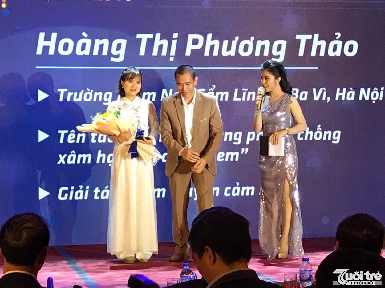 Ông Trần Văn Ba, Phó Chủ tịch Công ty Cổ phần tập đoàn Hương Việt, trao giải cho cô giáo Hoàng Thị Phương Thảo
