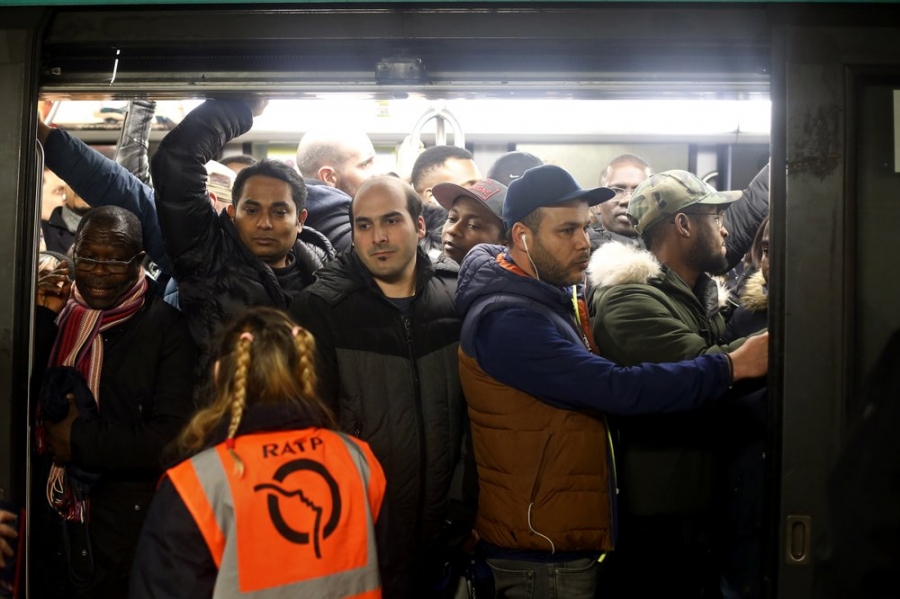 Người dân chen chúc nhau để có được một chỗ đứng trên tàu điện ngầm do giao thông đình trệ vì đình công. Ảnh: AP