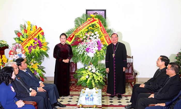 Chủ tịch Quốc hội Nguyễn Thị Kim Ngân trao lẵng hoa của Tổng Bí thư, Chủ tịch nước Nguyễn Phú Trọng chúc mừng Tòa Tổng Giám mục Hà Nội