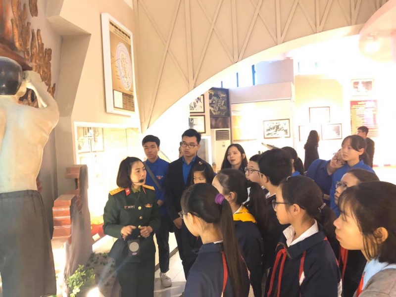 Các bạn trẻ huyện Thanh Trì nghe giới thiệu về Bảo tàng Đặc công