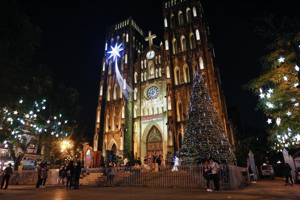 Nhà thờ lớn lung linh sắc màu Giáng sinh với những cây thông Noel, ánh đèn lấp lánh... thu hút đông đảo bạn trẻ đến