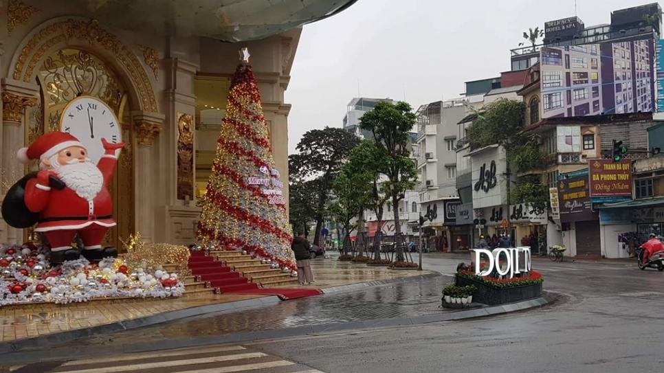 Trước trung tâm thương mại giữa lòng Thủ đô với hình ông già Noel, cây thông được trang hoàng rực rỡ
