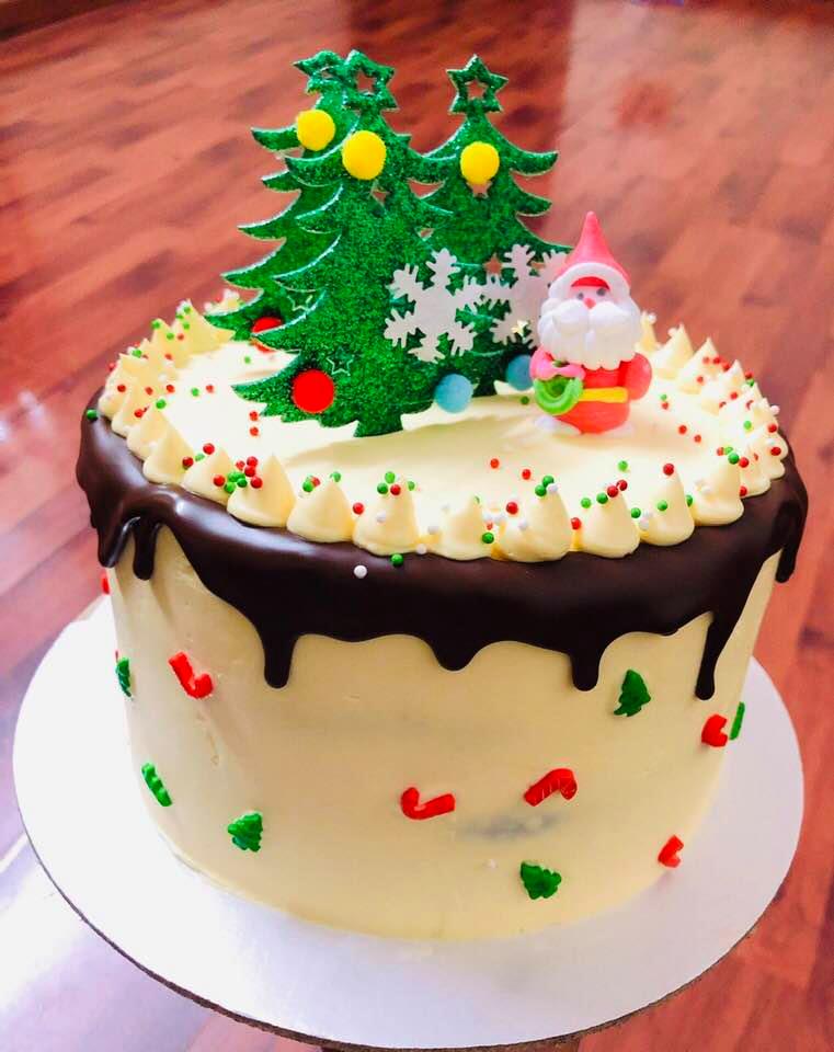 Chiếc bánh dễ thương cũng mang màu Noel