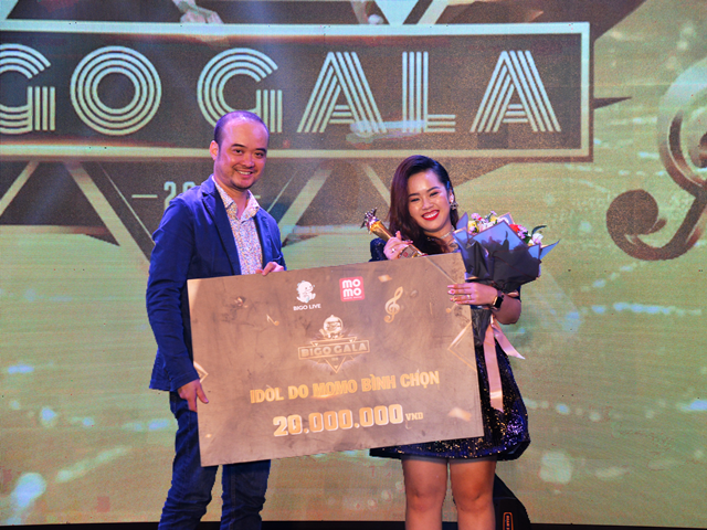 Idol “Andreavu” được Ví điện tử MoMo bình chọn và trao giải