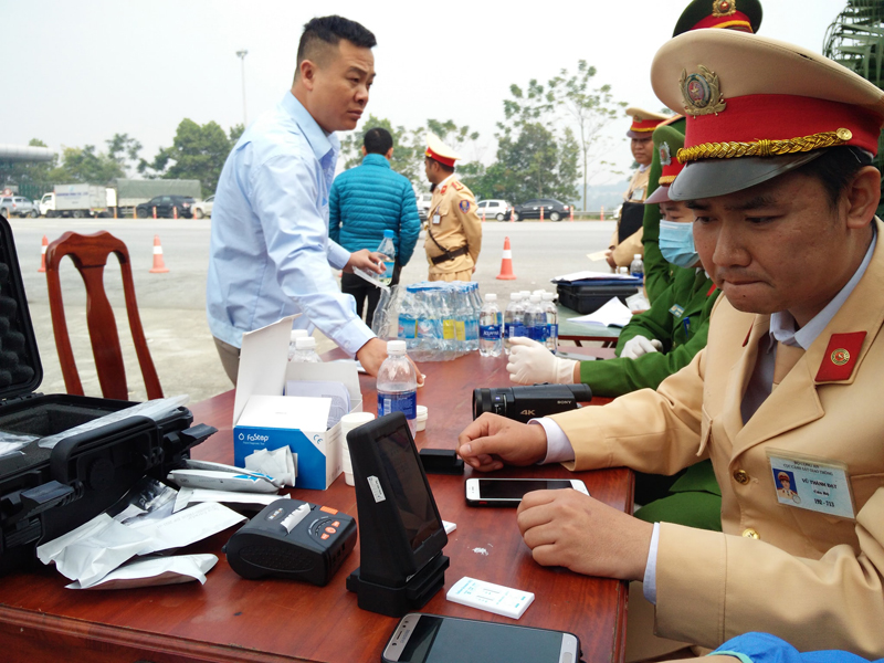 Lực lượng Cục CSGT tiến hành triển khai các máy thử ma túy loại mới trên các tuyến quốc lộ nhằm ngăn chặn tình trạng lái xe sử dụng chất kích thích là nguyên nhân trực tiếp dẫn đến tai nạn giao thông