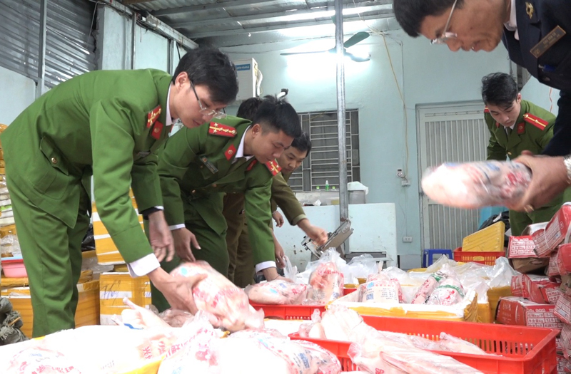 Hà Nội: Bắt hơn 1 tấn trứng non, thịt vịt bốc mùi có dấu hiệu nhập lậu từ Trung Quốc