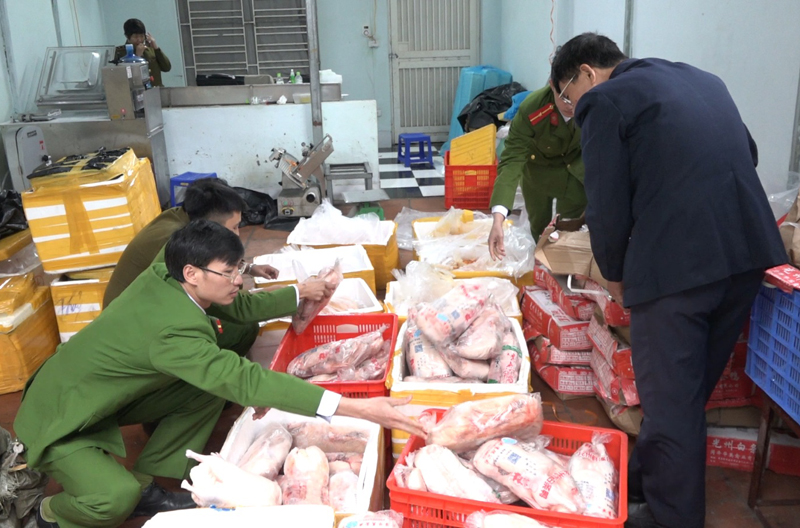 Hơn một tấn thịt vịt, trứng non không rõ nguồn gốc có dấu hiệu nhập lậu