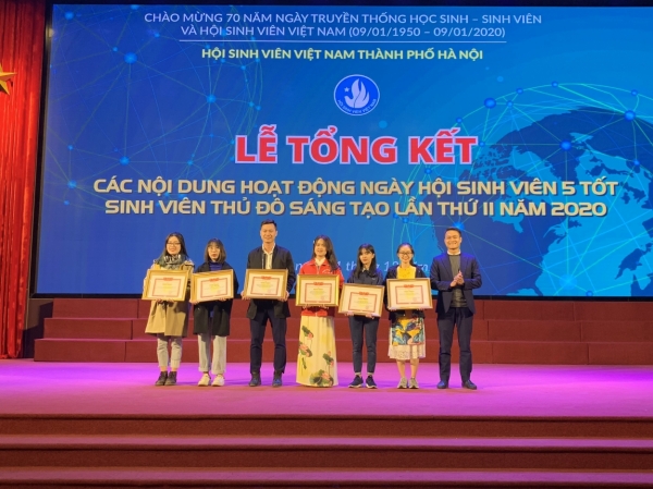 Đồng chí Nguyễn Mạnh Linh – Phó trưởng Ban Thanh niên trường học Thành đoàn Hà Nội, phó Chủ tịch Hội sinh viên Việt Nam thành phố Hà Nội trao giấy chứng nhận cho sinh viên đại diện các trường đoạt giải tại cuộc thi làm đồ handmade.
