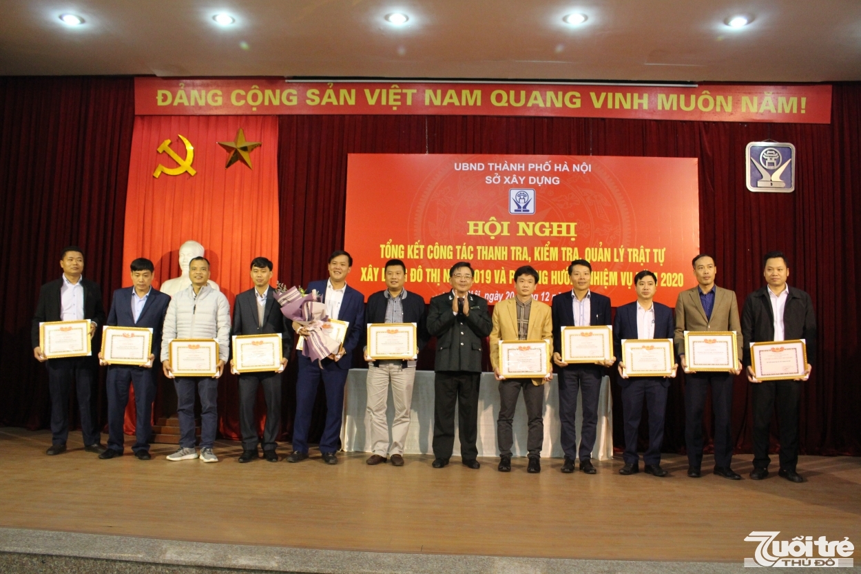Đồng chí Nguyễn Việt Dũng, Chánh thanh tra Sở Xây dựng trao giấy khen của Giám đốc Sở Xây dựng cho các tập thể, cá nhân hoàn thành tốt nhiệm vụ