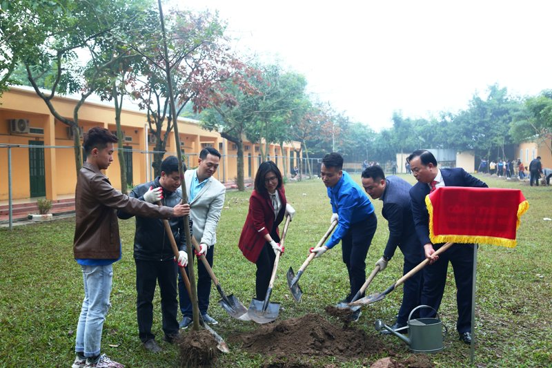 Đại diện lãnh đạo và Đoàn Thanh niên - Hội Sinh viên nhà trường xây dựng công trình