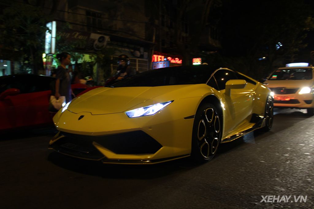 Lamborghini Huracan màu vàng nổi bật 