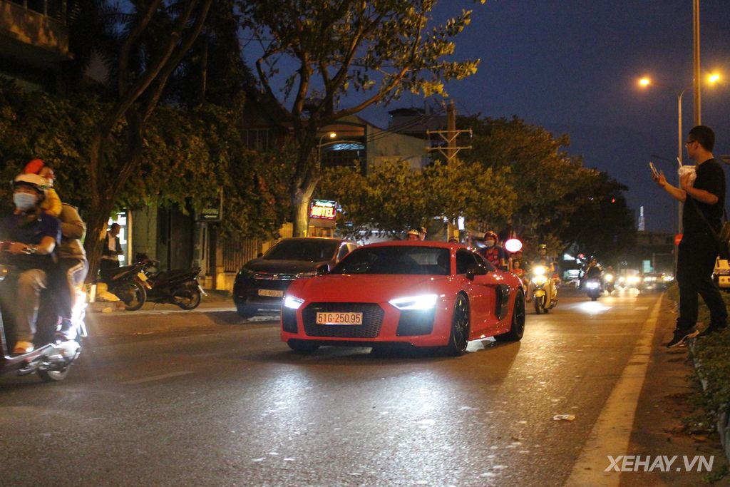 Audi R8 V10 Plus màu đỏ bắt mắt cùng sánh bước tới sự kiện đình đám
