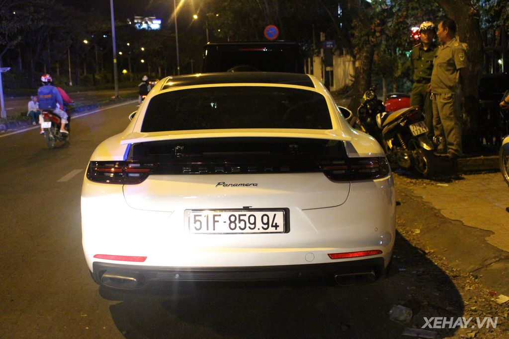 Đỗ gần đó là một chiếc Porsche Panamera đời mới