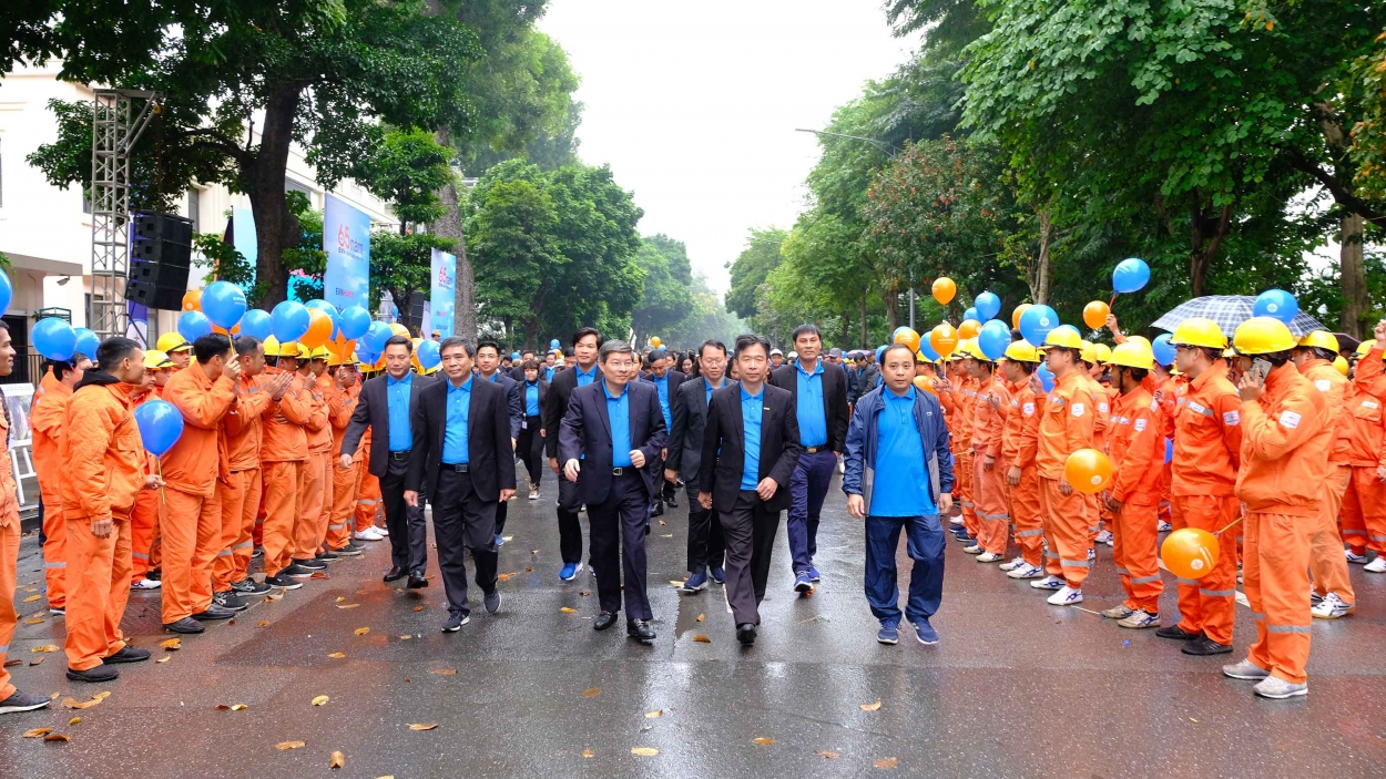 Lãnh đạo và cán bộ công nhân viên EVNHANOI tham gia đi bộ chào mừng 65 năm ngày truyền thống