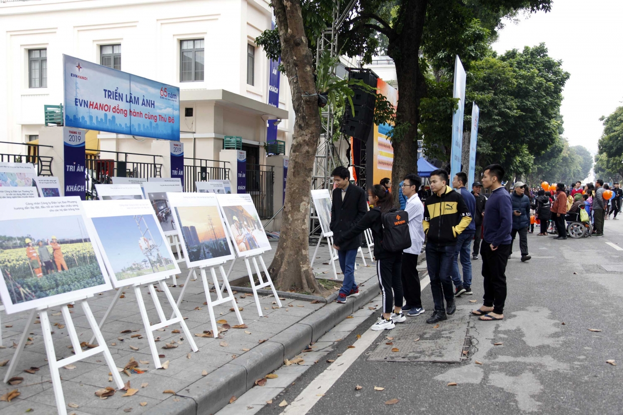 Khu vực triển lãm ảnh “EVNHANOI đồng hành cùng Thủ đô”