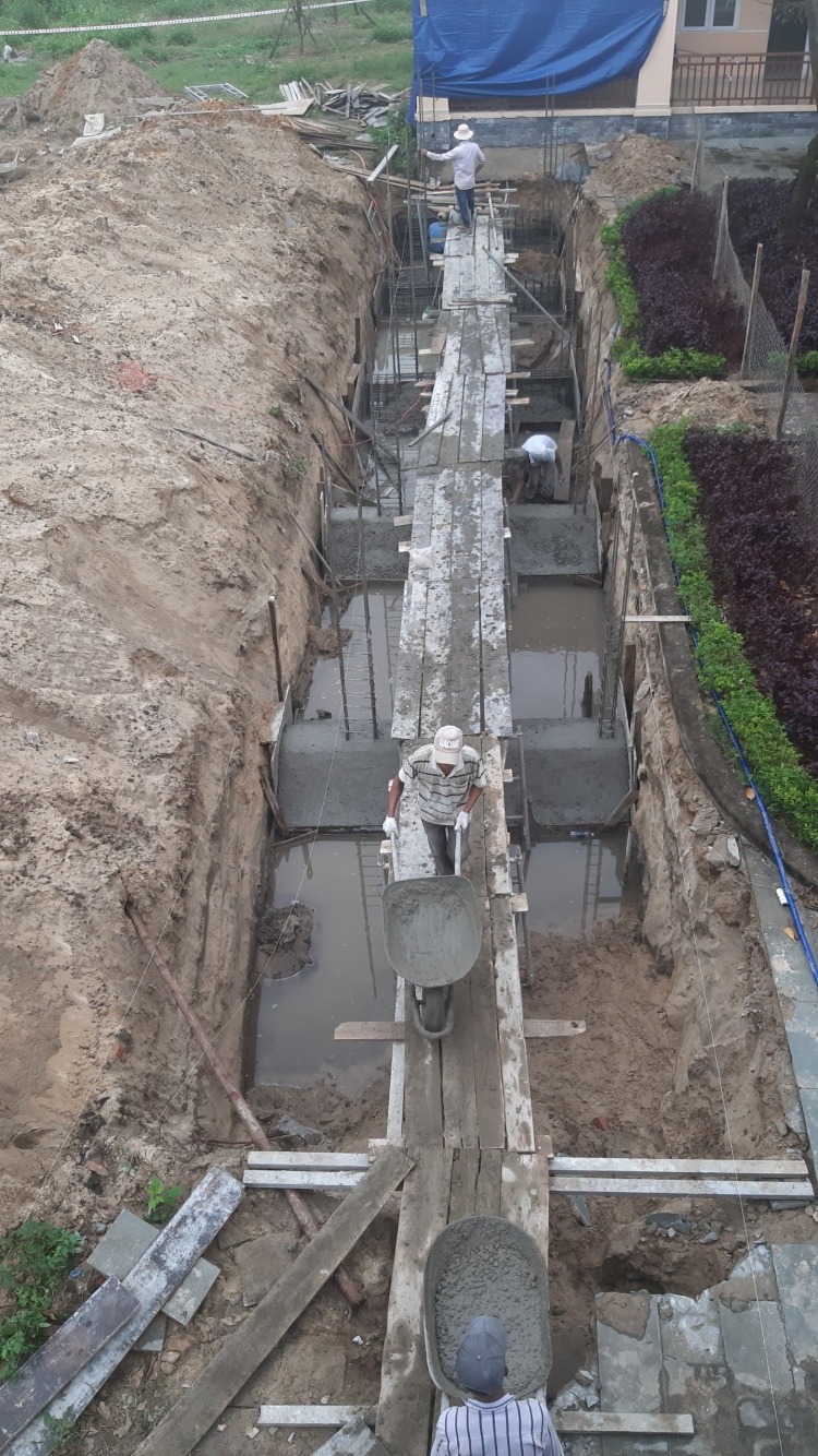 Công trình Nhà D sắp hoàn thiện phần trụ móng (Ảnh: V.Q)