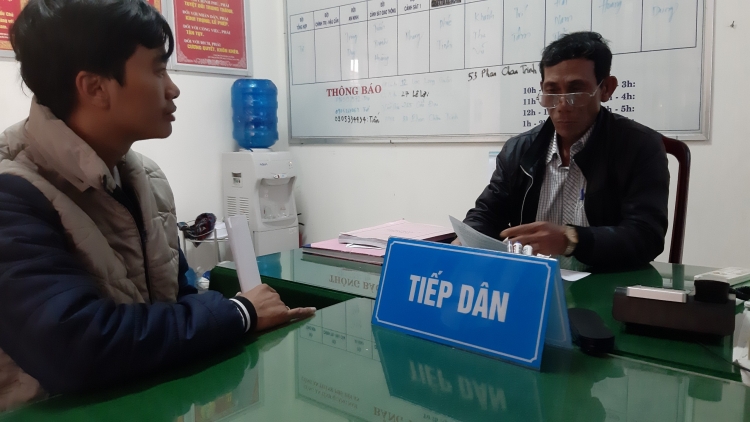 Công ty CP Kỹ thuật Nhân Thịnh nộp đơn trình báo đề nghị bắt quả tang lên Công an TP Hội An (Ảnh: V.Q)