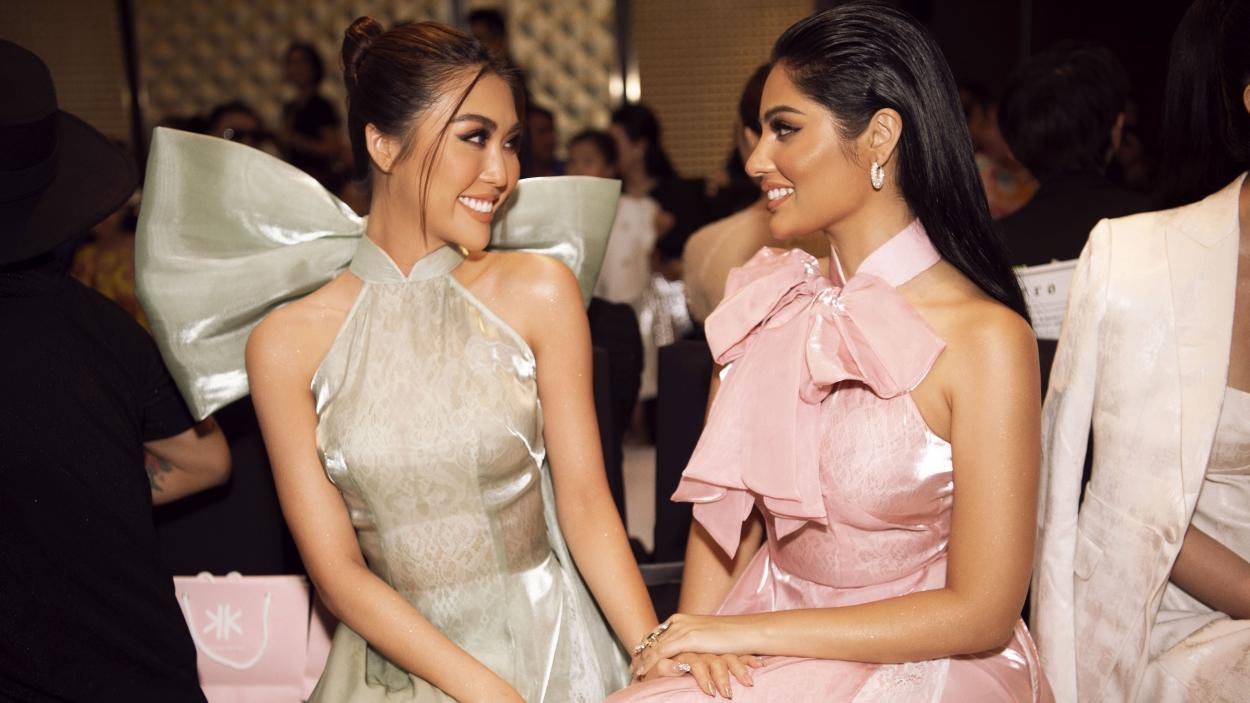 Tường Linh diện áo dài lạ, mắt sóng đôi như chị em cùng Hoa hậu Malaysia