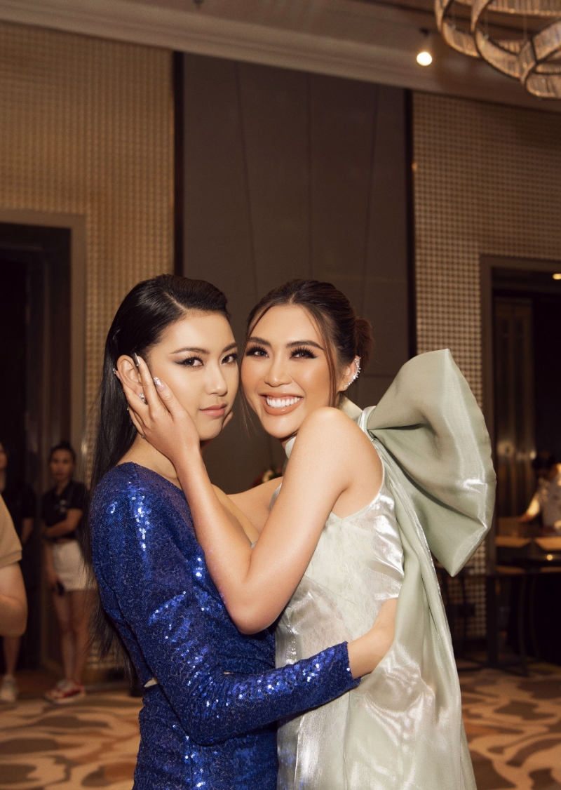 Tường Linh diện áo dài lạ, mắt sóng đôi như chị em cùng Hoa hậu Malaysia