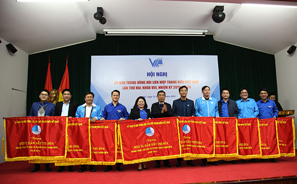 Hội LHTN Việt Nam thành phố Hà Nội được tặng cờ dẫn đầu thi đua năm 2019