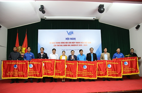 Anh Nguyễn Anh Tuấn, Bí thư Thường trực Trung ương Đoàn, Chủ tịch Hội LHTN Việt Nam trao cờ dẫn đầu thi đua trong công tác Hội và phong trào thanh niên năm 2019 cho các đơn vị