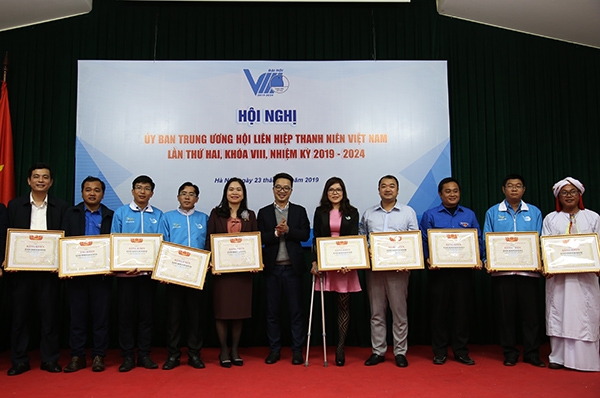 Anh Nguyễn Tường Lâm, Phó Chủ tịch Trung ương Hội LHTN Việt Nam trao bằng khen xuất sắc cho các đơn vị