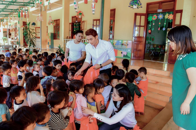 Quán quân Mister Việt Nam Minh Quyền thăm 8 cô giáo trẻ đứng lớp không lương