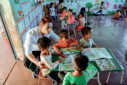 Quán quân Mister Việt Nam Minh Quyền thăm 8 cô giáo trẻ đứng lớp không lương