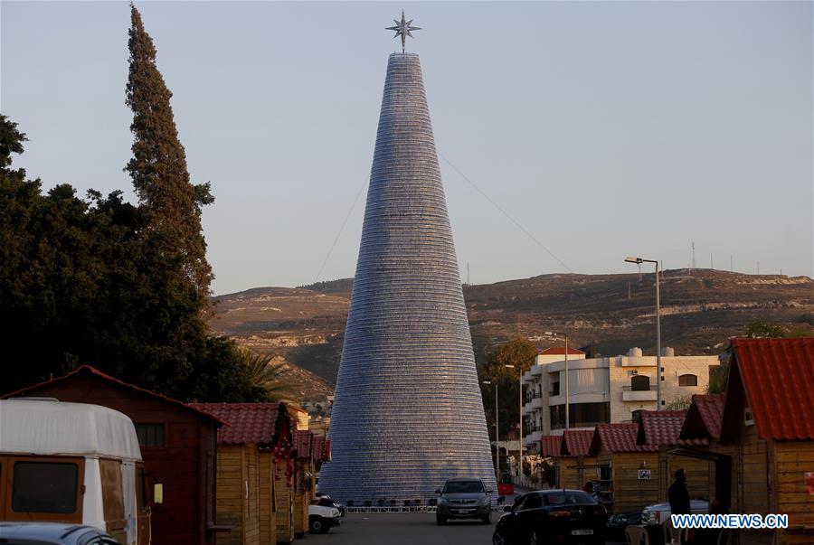 Cây thông Noel khổng lồ từ chai nhựa tại Liban. Ảnh: Xinhua