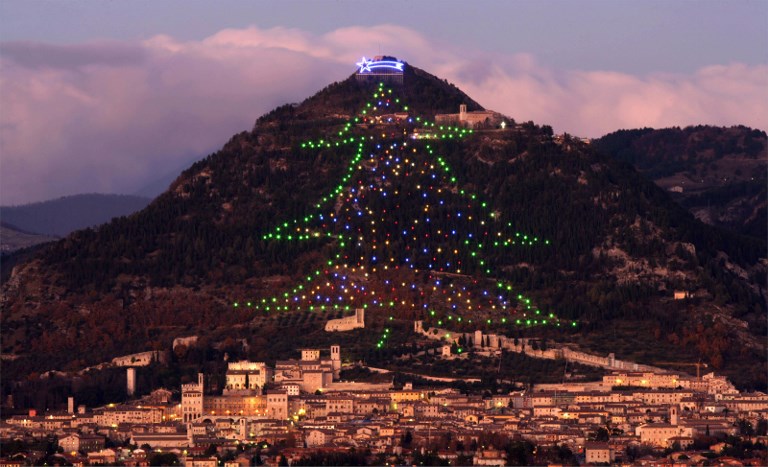 Cây thông Noel tại Monte Ingino, Gubbio, Italy. Ảnh: AP