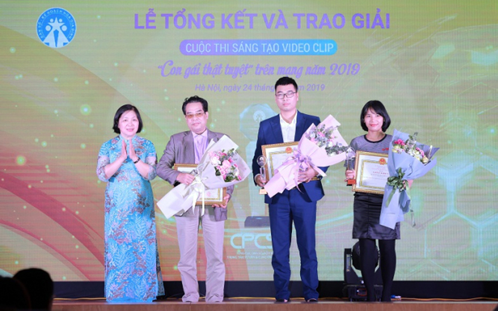 Phó Tổng cục trưởng TCDS Nguyễn Thị Ngọc Lan trao bằng khen và cúp chứng nhận cho các tập thể đạt giải