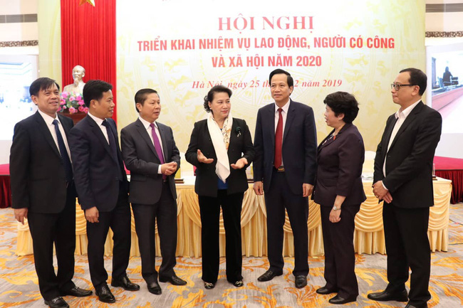 Chủ tịch Quốc hội Nguyễn Thị Kim Ngân cùng các đại biểu trao đổi bên lề hội nghị.
