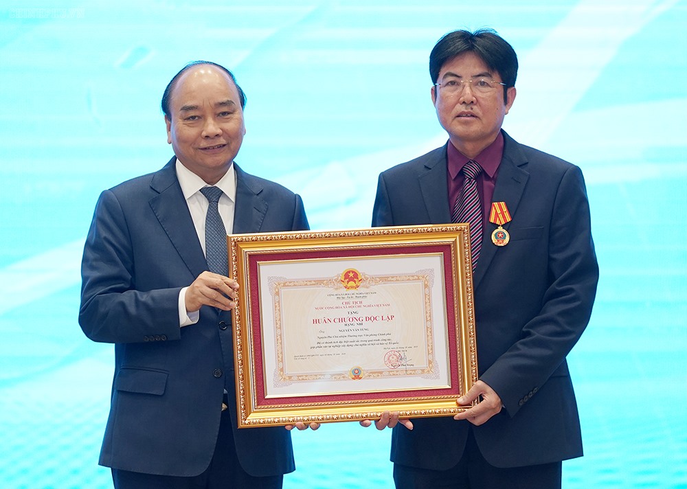 Thủ tướng Nguyễn Xuân Phúc trao Huân chương Độc lập hạng Nhì cho nguyên Phó Chủ nhiệm VPCP Nguyễn Văn Tùng.