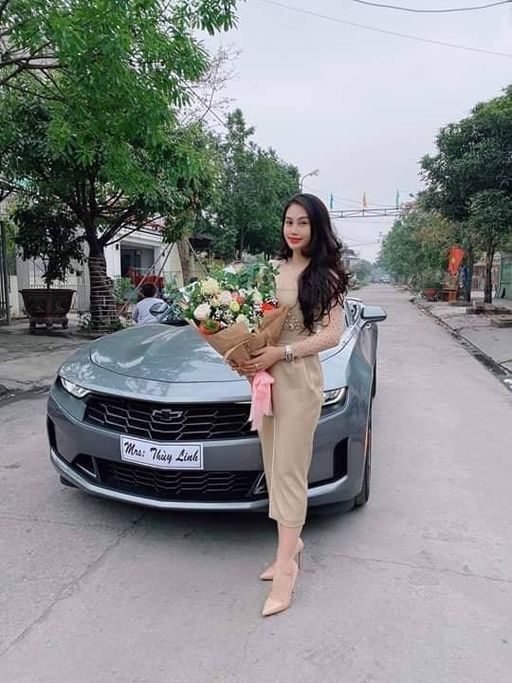 Xế cơ bắp Mỹ Camaro RS 2019 mui trần bên nữ chủ nhân