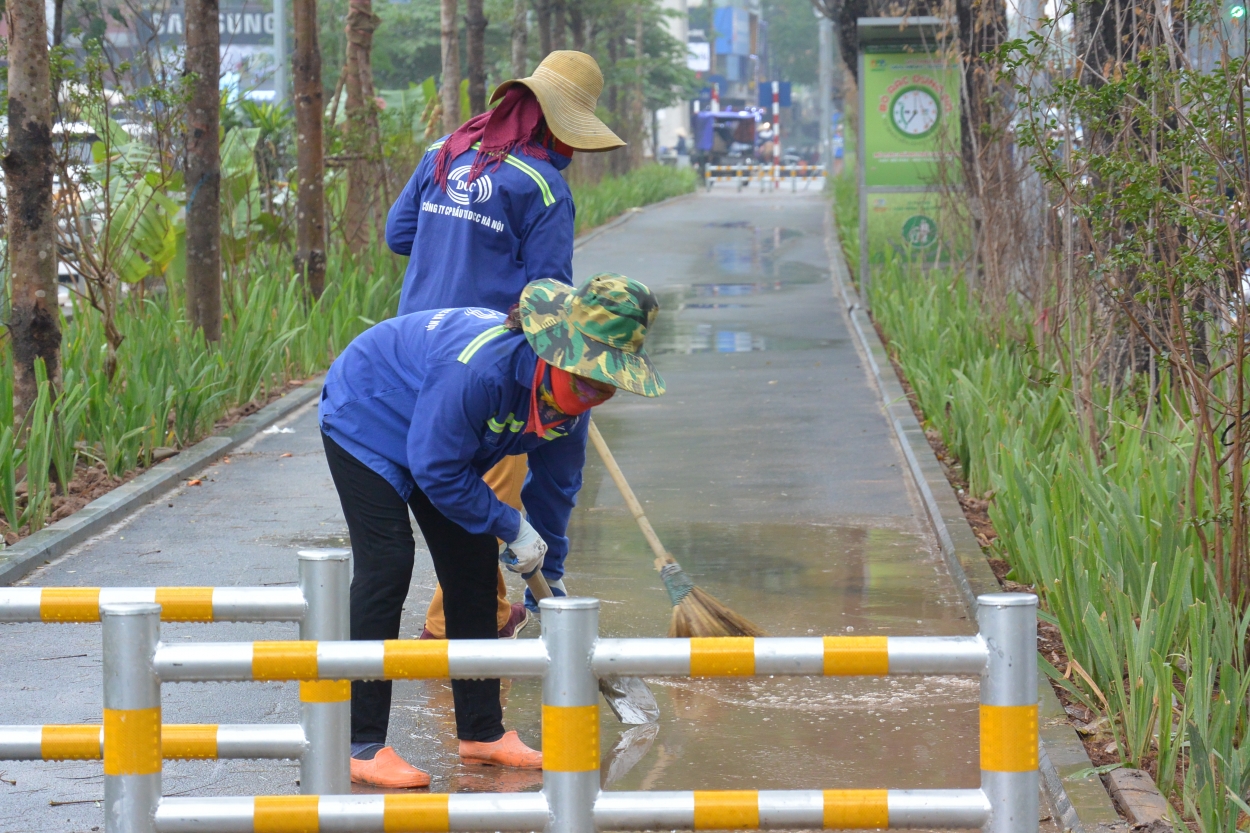 Công nhân đơn vị thi công dọn dẹp sau khi thi công