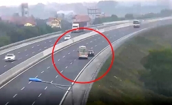 Tài xế xe khách kịp thời đánh lái tránh được xe ô tô đi lùi trên cao tốc Hà Nội – Hải Phòng
