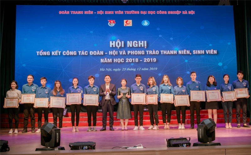 Đồng chí Ngô Văn Thiện UVTV, Trưởng ban Thanh niên, trường học, Phó Chủ tịch Thường trực Hội sinh viên thành phố Hà Nội trao Bằng khen của Trung ương Đoàn, Trung ương Hội Sinh viên Việt Nam cho các cá nhân, tập thể xuất sắc