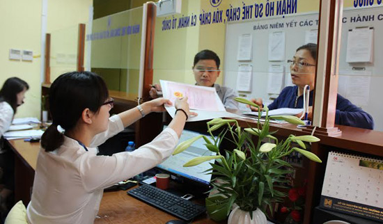 Cán bộ Văn phòng Đăng ký đất đai Hà Nội tiếp nhận thủ tục tại bộ phận một cửa.