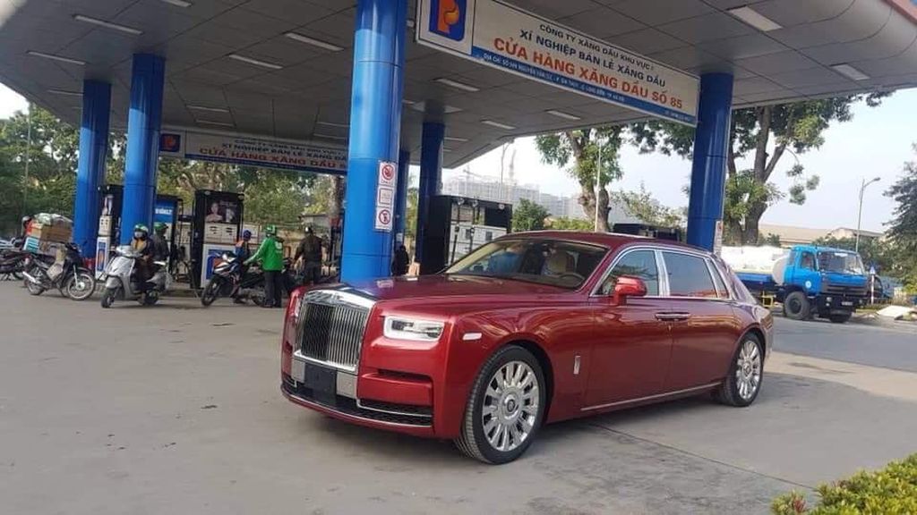 Rolls-Royce Phantom VIII đầu tiên tại Việt Nam mang nước sơn ngoại thất màu đỏ và được nhập khẩu chính hãng