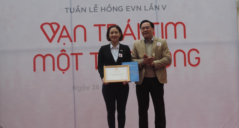 Đoàn Thanh niên EVN HANOI nhận bằng khen vì những thành tích xuất sắc trong công tác hiến máu tình nguyện