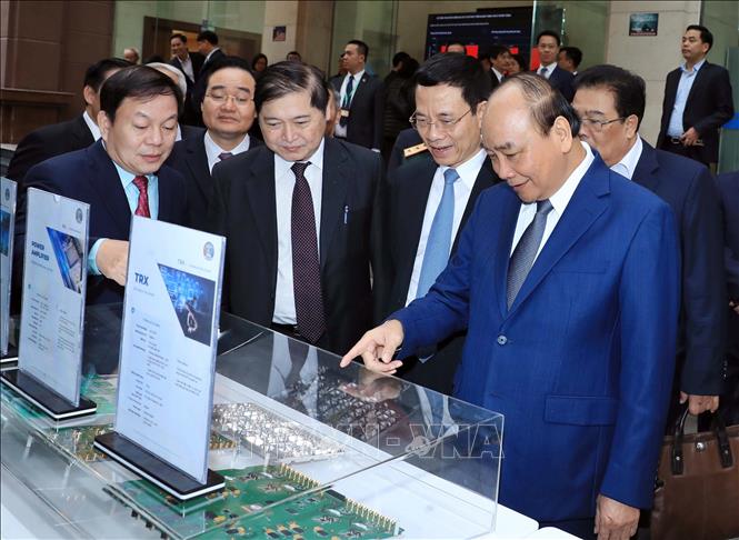 Thủ tướng Nguyễn Xuân Phúc và các đại biểu tham quan các gian trưng bày của các doanh nghiệp trong ngành TT&amp;TT với chủ đề “Make in Vietnam”.