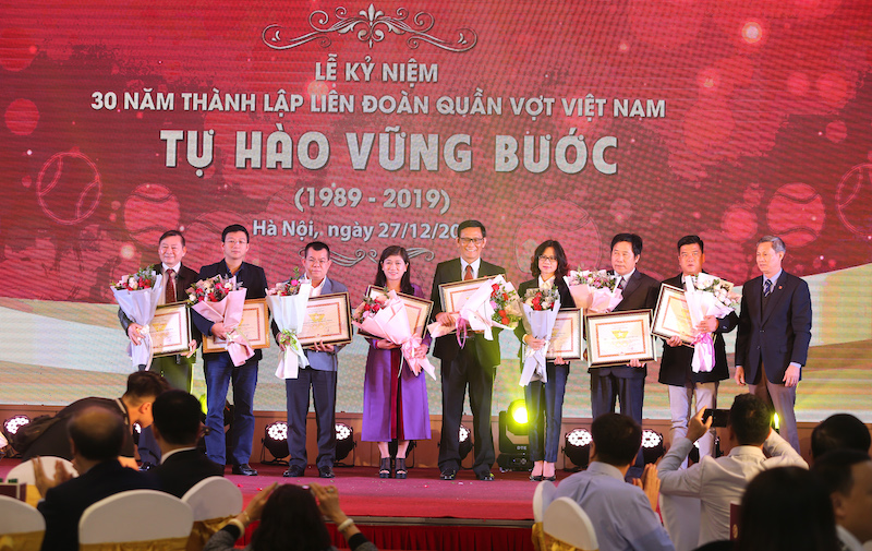 Ông Trần Văn Mạnh - Tổng thư ký Ủy ban Olympic Việt Nam trao bằng khen của Ủy ban Olympic cho các đơn vị