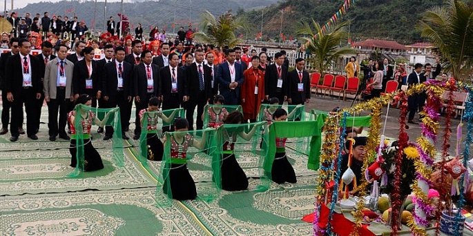 Đại diện cho các đoàn tham gia Lễ hội ném còn truyền tay nhau cây tre có tâm vòng tròn, một trong những dụng cụ trong trò chơi ném còn tại lễ cúng