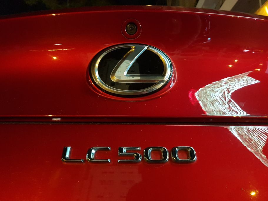 Thay vì đặt logo LC 500 ở bên hông, Lexus đã chọn phương pháp đặt ở chính giữa tâm xe, bên dưới logo và camera khá độc đáo