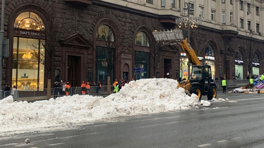 Matxcơva rải tuyết nhân tạo trên đường phố để trang trí mừng năm mới. Ảnh: Twitter