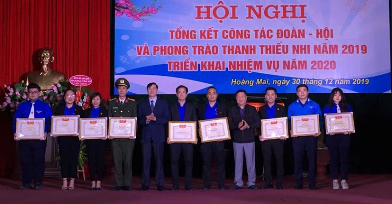 Đồng chí Lê Minh Trường, Chủ tịch HĐND quận và đồng chí Nguyễn Xuân Phong, Chủ nhiệm UBKT Quận ủy tặng bằng khen của Trung ương Đoàn tới các tập thể và cá nhân có thành tích xuất sắc trong năm 2019