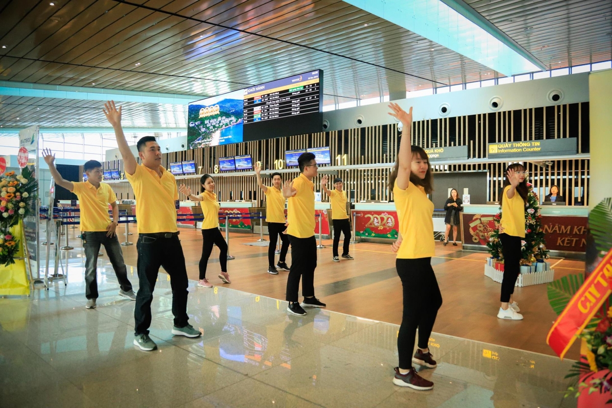Chương trình biểu diễn Flashmob chào mừng sinh nhật 1 năm Cảng hàng không quốc tế Vân Đồn