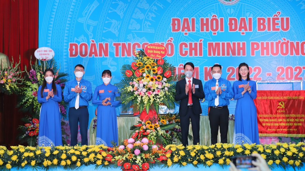 Lãnh đạo Quận đoàn Hoàng Mai tặng hoa chúc mừng Đại hội