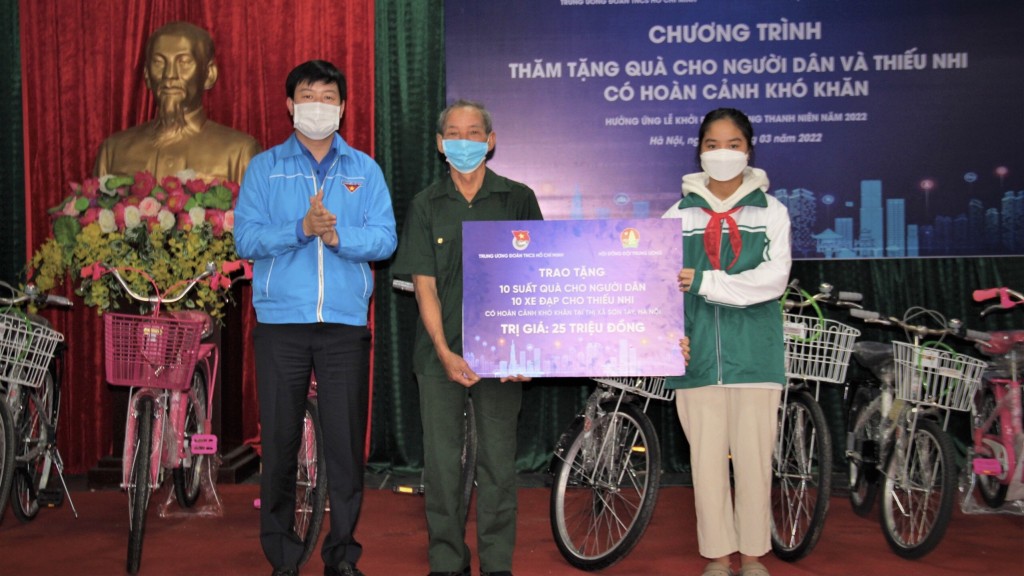 Trung ương Đoàn, Hội đồng Đội Trung ương tặng 10 suất quà cho người dân, 10 chiếc xe đạp cho các em thiếu nhi có hoàn cảnh khó khăn