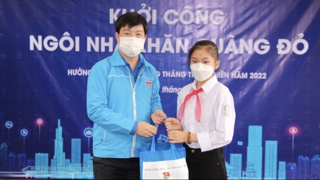 Nhiều phần quà yêu thương được trao gửi trong Tháng Thanh niên